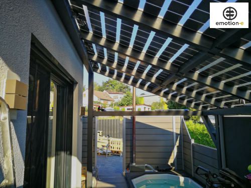 Terrasse mit Sonnenstromfabrik